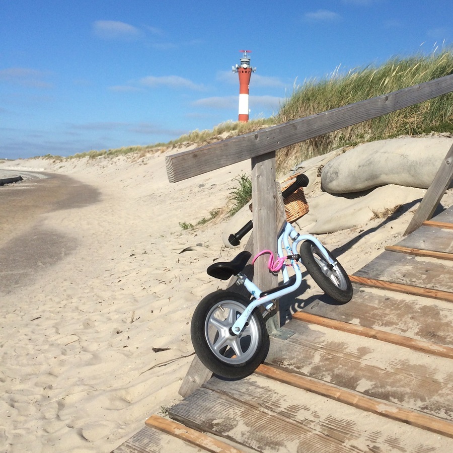 Kinderfahrrad am Dünenübergang